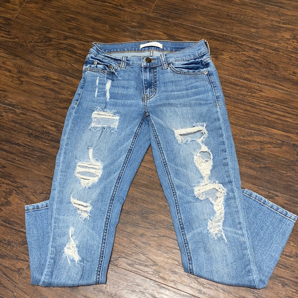 Stylish boyfriend jeans.